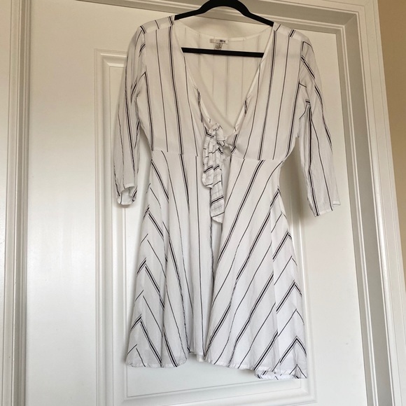 Amuse Society Lets Knot Dress in Casa Blanca - Picture 4 of 6